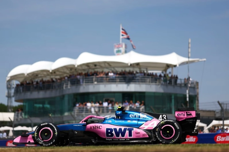 Franco Colapinto aprovechó un final de carrera caótico en Silverstone y sumó dos puntos