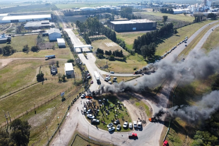 Trabajadores de UnionBat se manifiestan en la rotonda de acceso al Parque Industrial