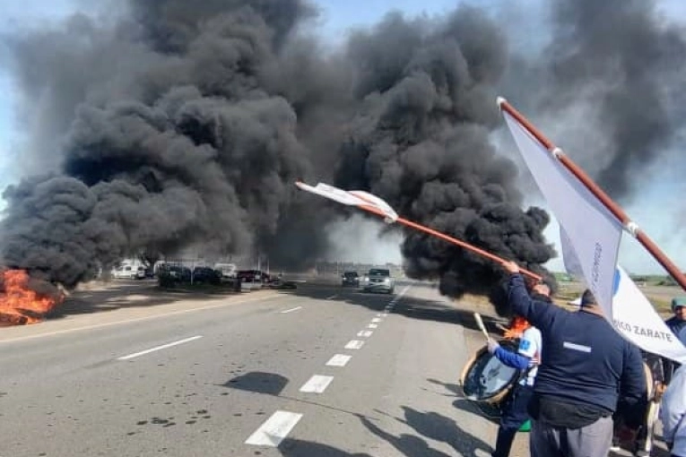 Jornada de protesta contra el industricidio: trabajadores y sindicales se manifiestan en ruta 14