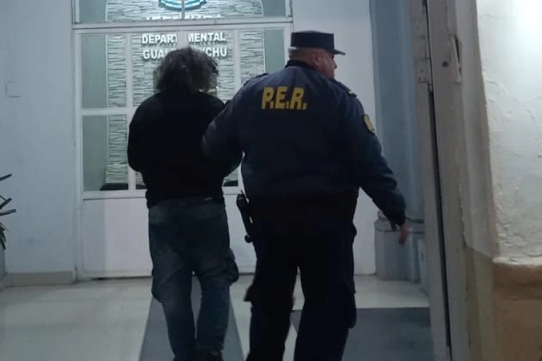 Hombre detenido por amenazar a su pareja y a sus tres hijas menores