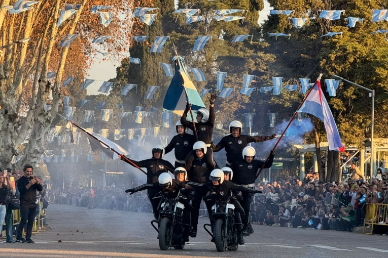 La "Brigada Blanca" de la Policía Federal Argentina deslumbró en el desfile patrio en Gualeguaychú