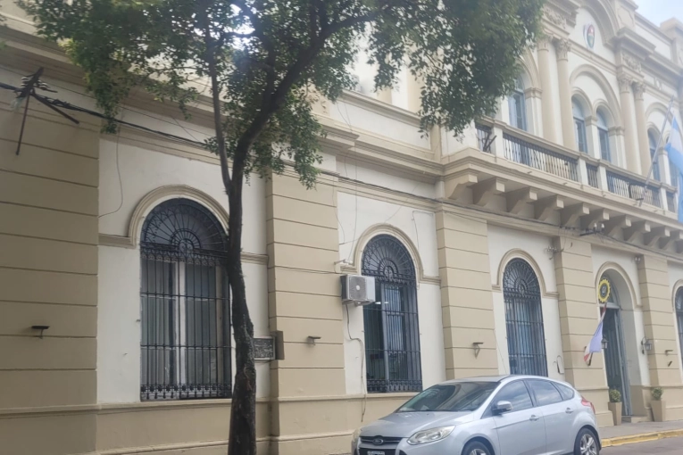 Una pareja le robó dinero a una mujer en la calle