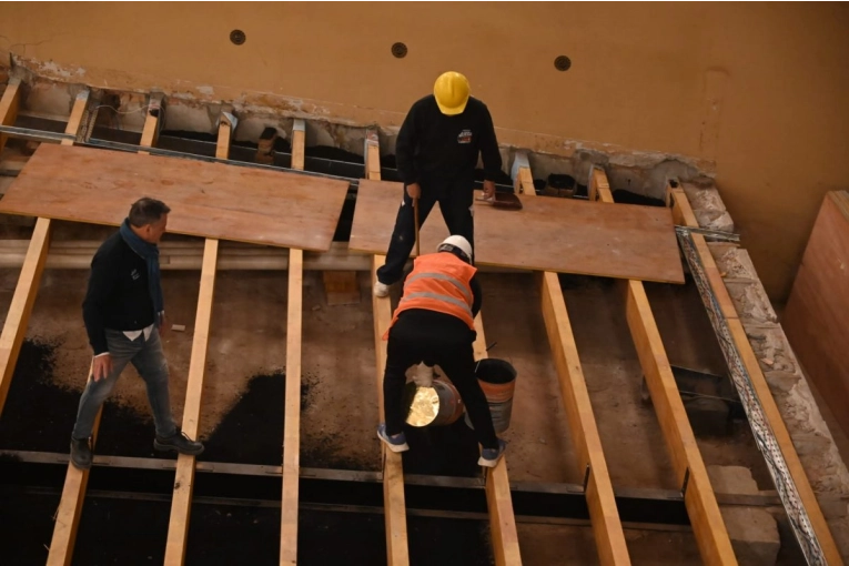 Teatro Gualeguaychú: la obra de restauración del piso entra en las últimas semanas de trabajo