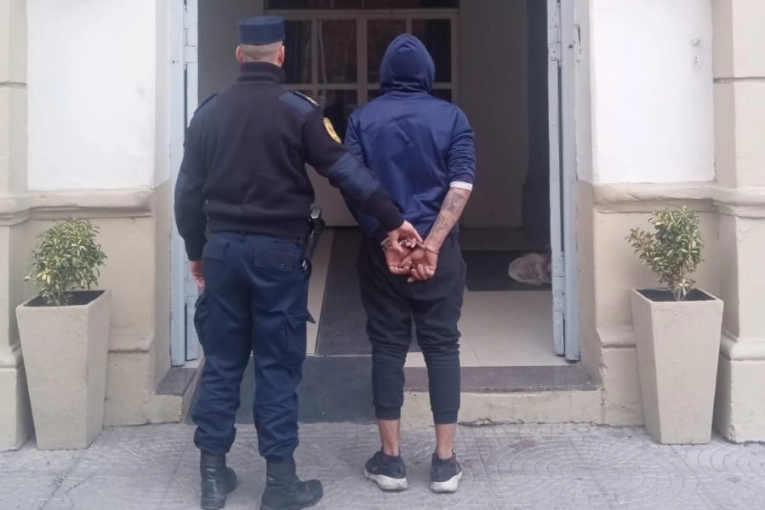 Dos sujetos agredieron y asaltaron a un hombre en la calle. Uno fue detenido