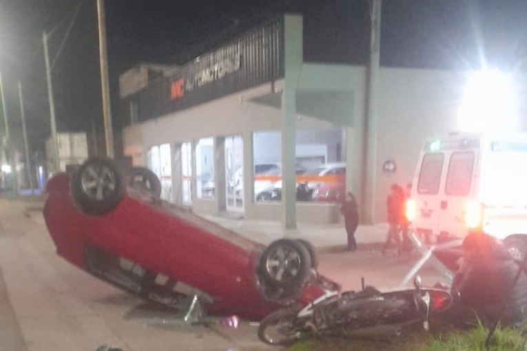 Impactante vuelco de un auto en avenida Primera Junta: dos jóvenes lesionadas