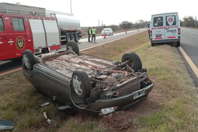Una familia que regresaba a Entre Ríos sufrió un vuelco en ruta 12