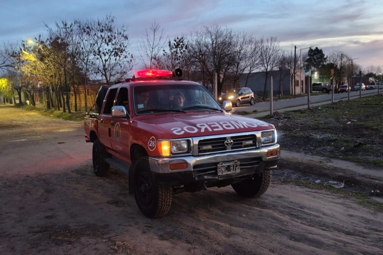 Bomberos sofocaron un incendio sobre un terreno con acumulación de residuos