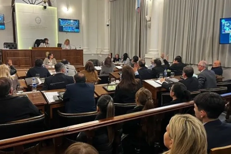En medio de una fuerte protesta y con dos votos del PJ, el Senado aprobó la reforma jubilatoria