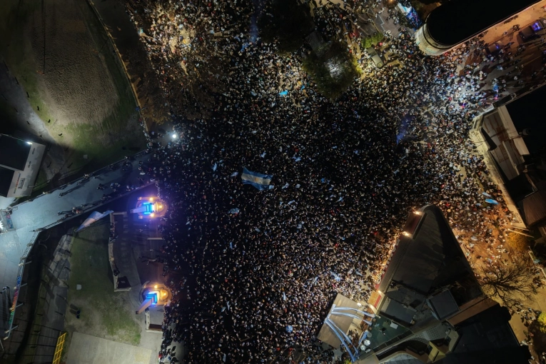 Los festejos en Gualeguaychú se concentraron en la Costanera y la multitud colapsó los celulares