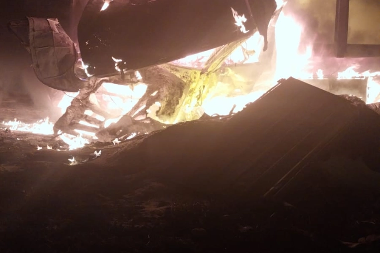Un camión que transportaba sustancias químicas cayó del puente Urquiza y se prendió fuego