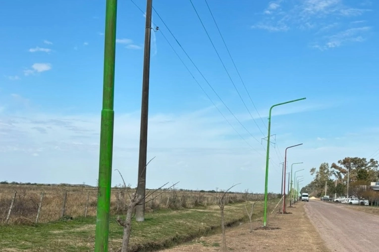 Se colocaron 15 nuevos postes para luminarias en la Avenida Mariano Sánchez