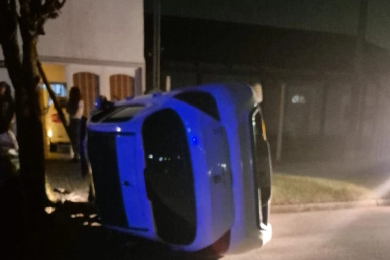 Escapó tras chocar varios autos, volcó y terminó detenido: conducía borracho