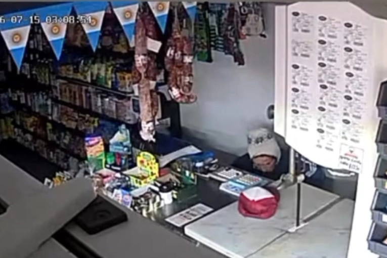 Un delincuente solitario robó en una carnicería céntrica tras romper dos accesos