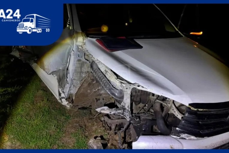 Tremendo impacto: una Hilux chocó contra la parte trasera de un camión