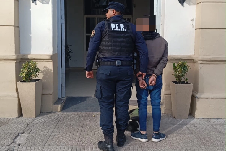 Llamativo episodio con un casco con micrófono incorporado