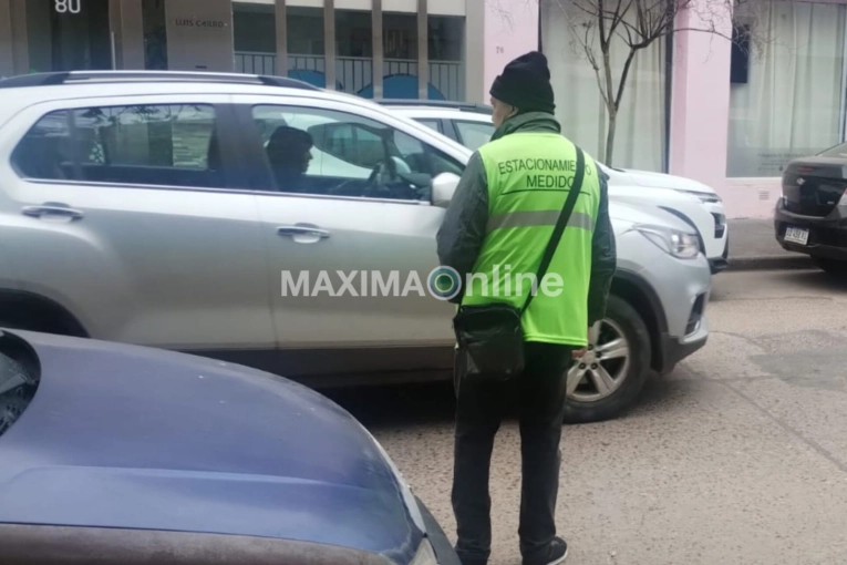 Estacionamiento medido: la falta de efectivo complica el cobro en las calles
