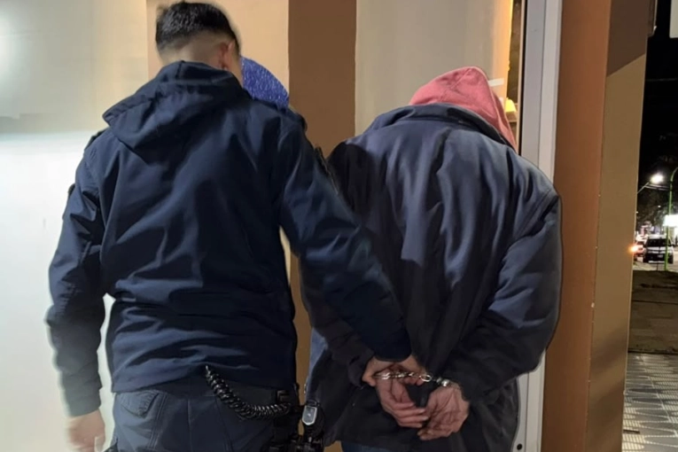 Pedía comida con amenazas y malos tratos. Terminó detenido