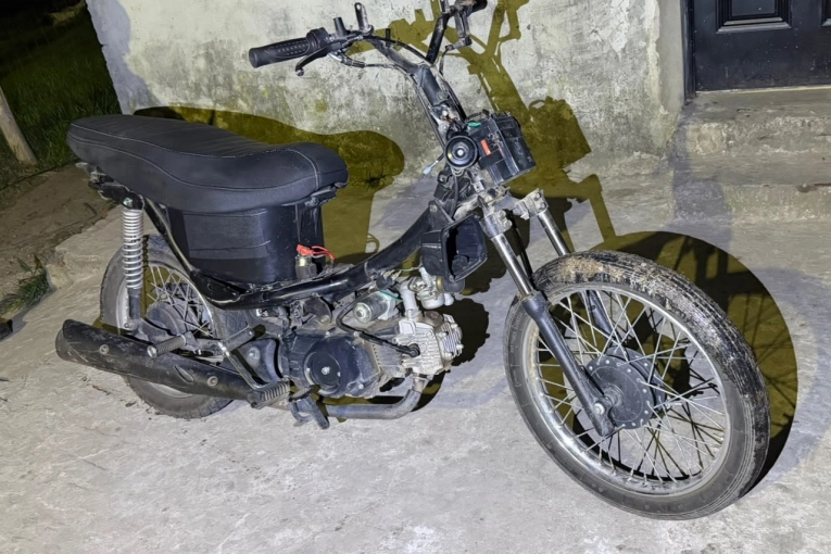 Dos allanamientos terminaron con el secuestro de una moto, celulares y otros elementos
