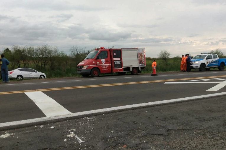 Un auto volcó en la Ruta 12: viajaban dos adultos y tres menores